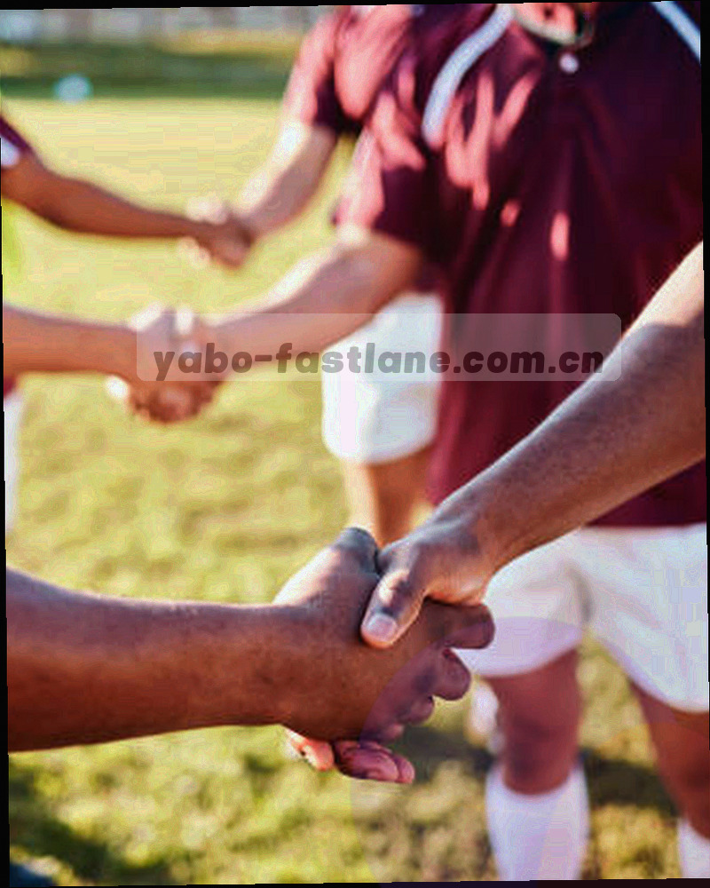 小屏设备界面示意图，手指从底部上滑展开频道标签抽屉